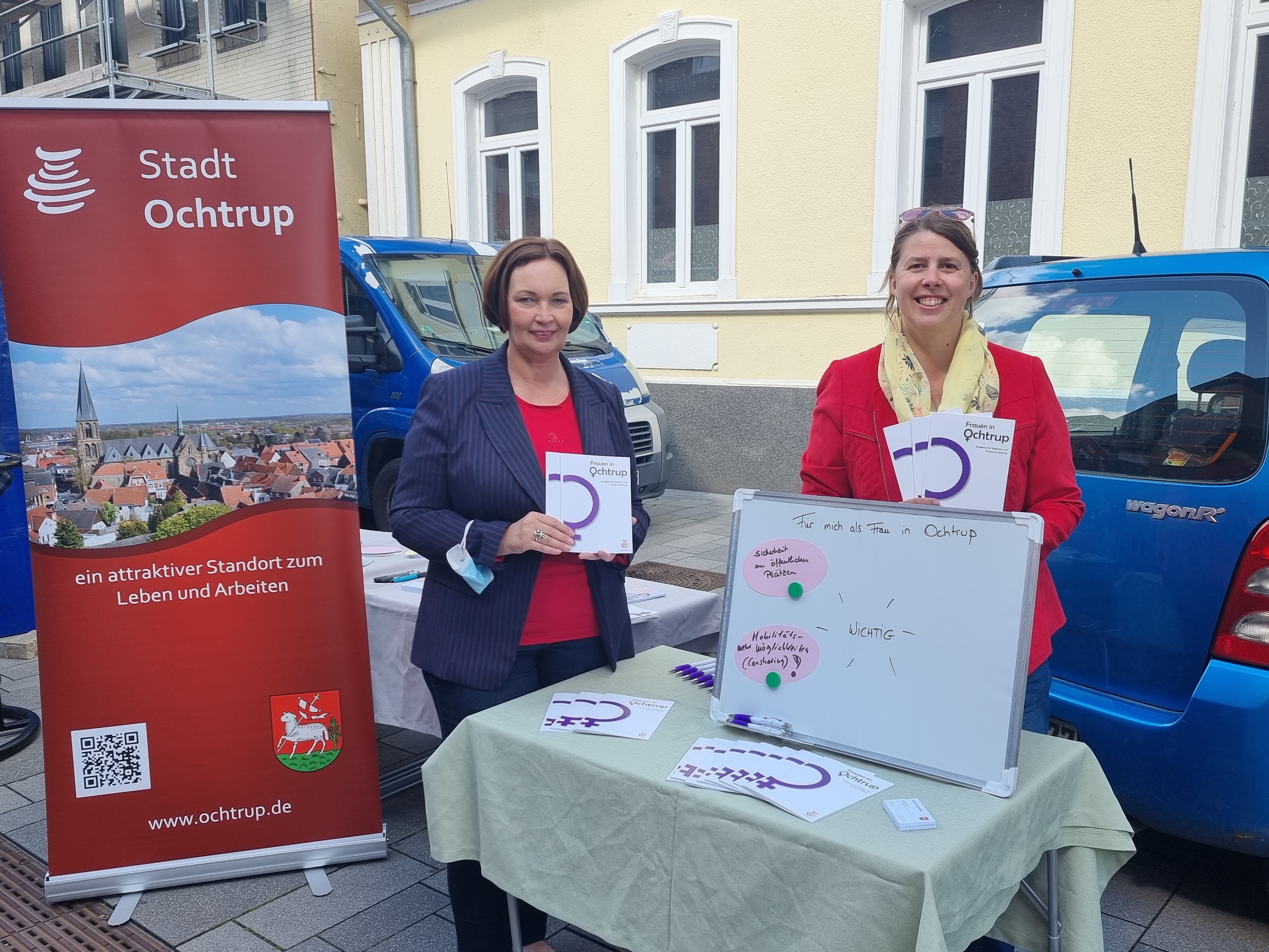 Sie sehen: Bürgermeisterin Christa Lenderich und Gleichstellungsbeauftragte Julie Nacke (v.l.) an einem Stand auf dem Wochenmarkt.