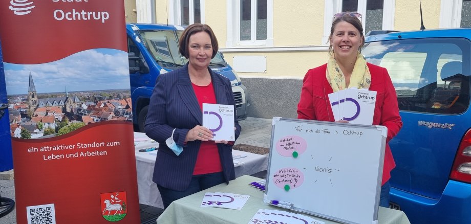 Sie sehen: Bürgermeisterin Christa Lenderich und Gleichstellungsbeauftragte Julie Nacke (v.l.) an einem Stand auf dem Wochenmarkt.