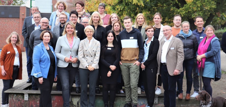 Sie sehen: Eine Gruppenbild mit Vertretern der Verwaltung, des NRW-Ministeriums bzw. Landtags sowie Lehrer, Eltern und Schüler der Städtischen Realschule.