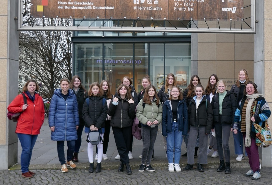 Exkursionsgruppe_Schülerinnen mit Begleitpersonal