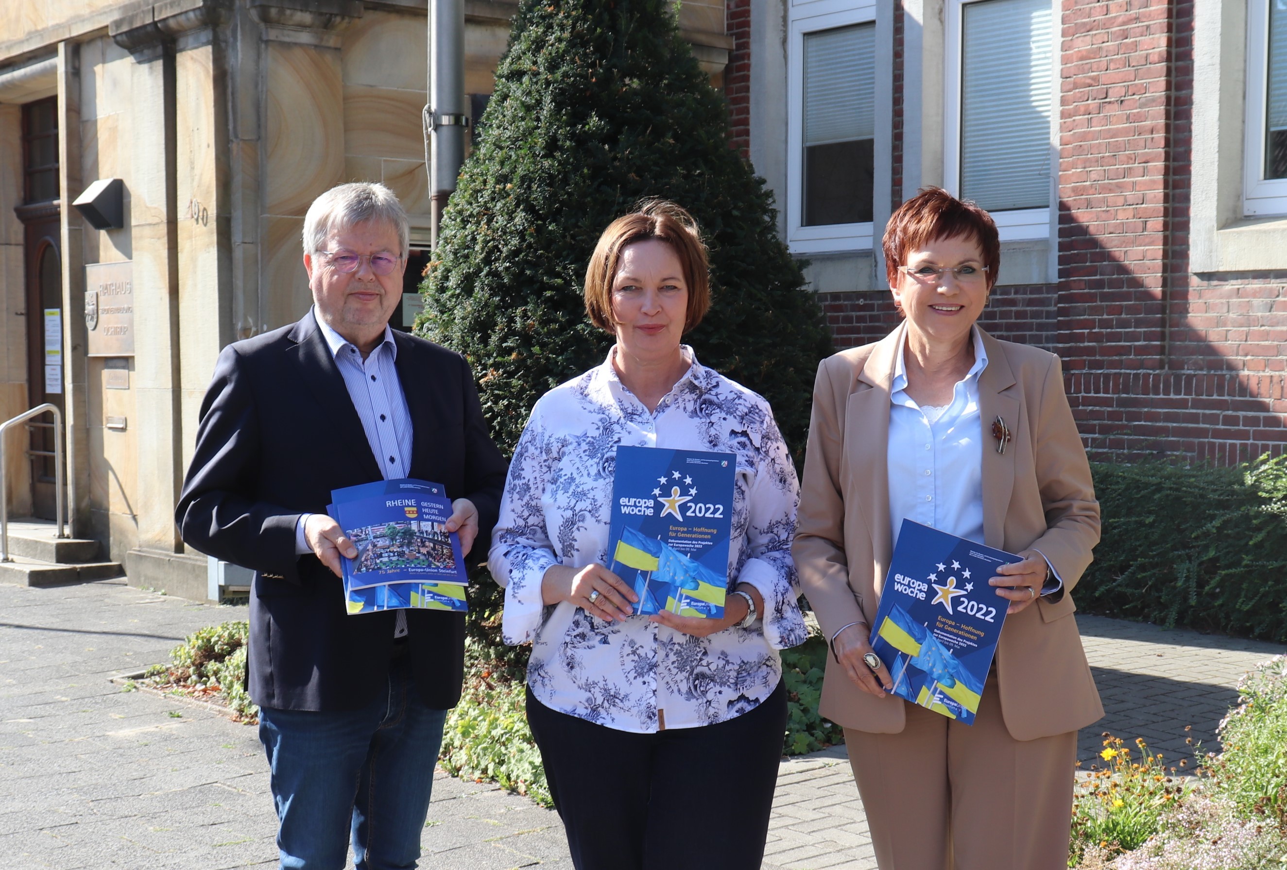 Laden zum Europa-Abend ein: Kreisverbandsvorsitzende Dr. Angelika Kordfelder, stellvertretender Vorsitzender Bernd Weber und Bürgermeisterin Christa Lenderich (Mitte).