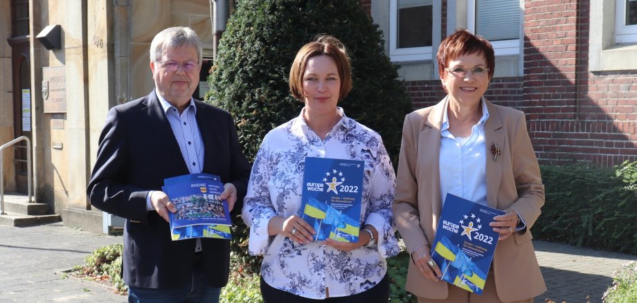 Laden zum Europa-Abend ein: Kreisverbandsvorsitzende Dr. Angelika Kordfelder, stellvertretender Vorsitzender Bernd Weber und Bürgermeisterin Christa Lenderich (Mitte).