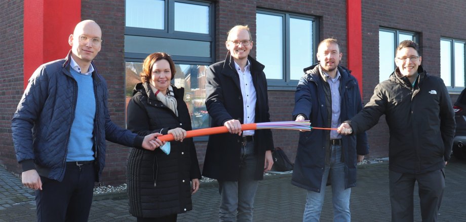 Patrick Nettels (Muenet), Bürgermeisterin Christa Lenderich, Gerd Gevering (Epcan), Wirtschaftsförderer Robert Tausewald und Ingmar Ebhardt (Breitbandkoordinator im Kreis Steinfurt) stellen das Breitbandprojekt vor.