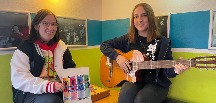 Sie sehen: Kim Schmieder (l.) und Daniela Pauk mit einer Gitarre