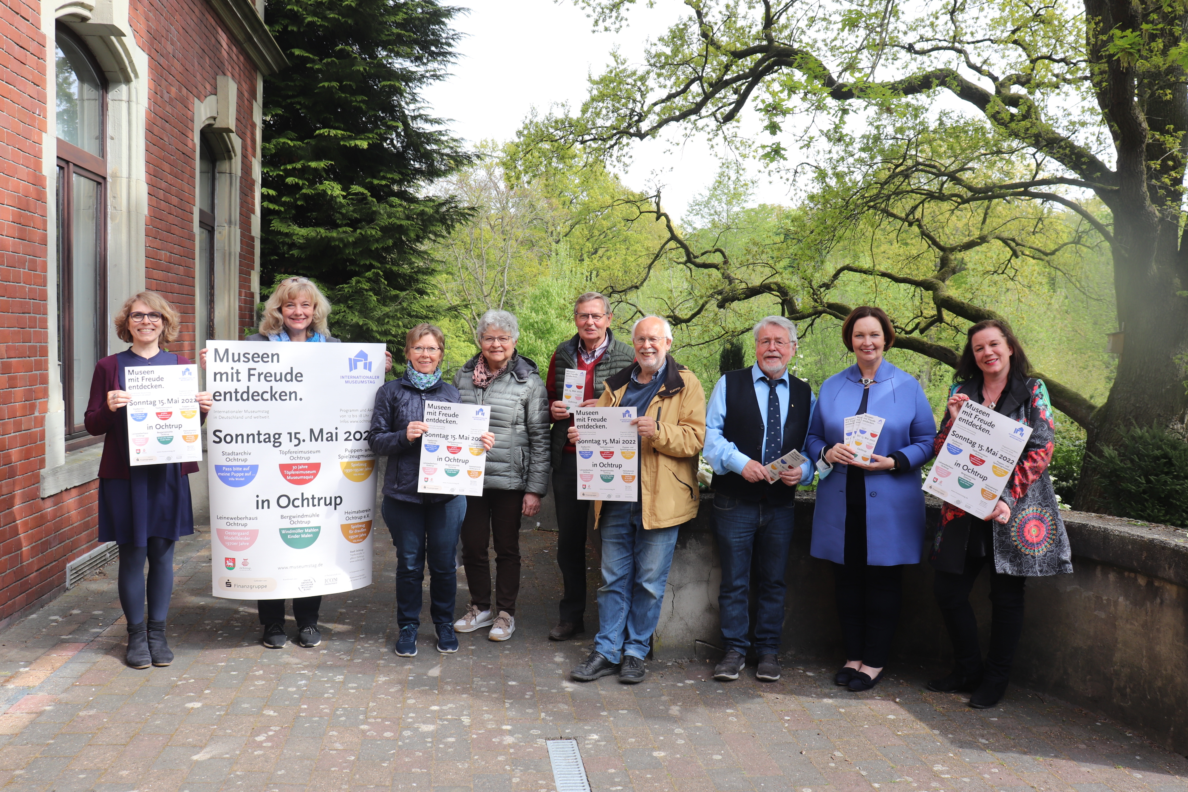 Sie sehen (mit Plakaten): Elke Wolf (OST), Stadtarchivarin Karin Schlesiger, Agnes Renkert (Leineweber), Betty Schürmann (Puppenmuseum), Bruno Kippelt, Manfred Schründer (Heimatverein), Dr. Guido Dahl (Kulturforum), Bürgermeisterin Christa Lenderich und Tanja Withut (Töpfereimuseum) 
