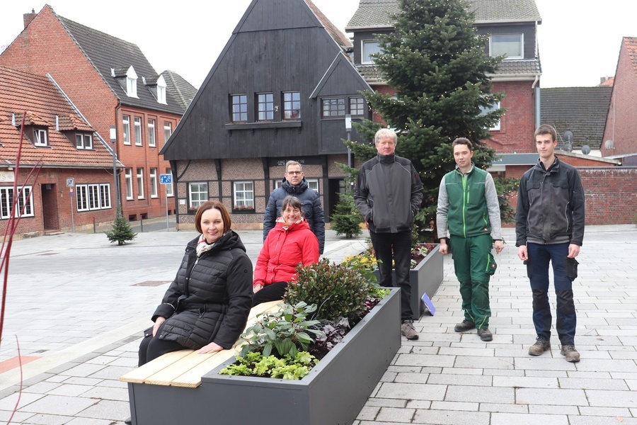 Sie sehen (v.l.) Bürgermeisterin Christa Lenderich, Baumamtseiterin Karin Korten, Bernhard Wierling, Städtgärtner Franz Laurenz, Noah von der Heiden und Patrick Klem neben den neuen Anlagen auf dem Lambertikirchplatz.