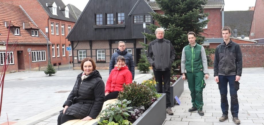 Sie sehen (v.l.) Bürgermeisterin Christa Lenderich, Baumamtseiterin Karin Korten, Bernhard Wierling, Städtgärtner Franz Laurenz, Noah von der Heiden und Patrick Klem neben den neuen Anlagen auf dem Lambertikirchplatz.