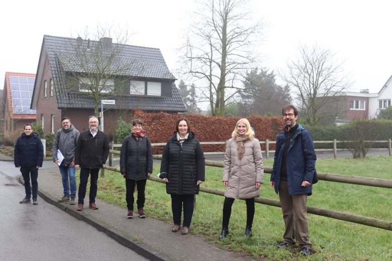 Auf dem Foto sehen Sie (v.r.) Klimaschutzmanager Gerald Müller, Claudia Franca Machado (stellv. Geschäftsführerin von energieland2050), Bürgermeisterin Christa Lenderich, Bauamtsleiterin Karin Korten, Hermann-Josef Stascheit (VerbundSparkasse Emsdetten·Ochtrup), Jens Cüppers (Projektleitung steg NRW) und Patrick Wierling (Projektleitung, energielenker projects GmbH)