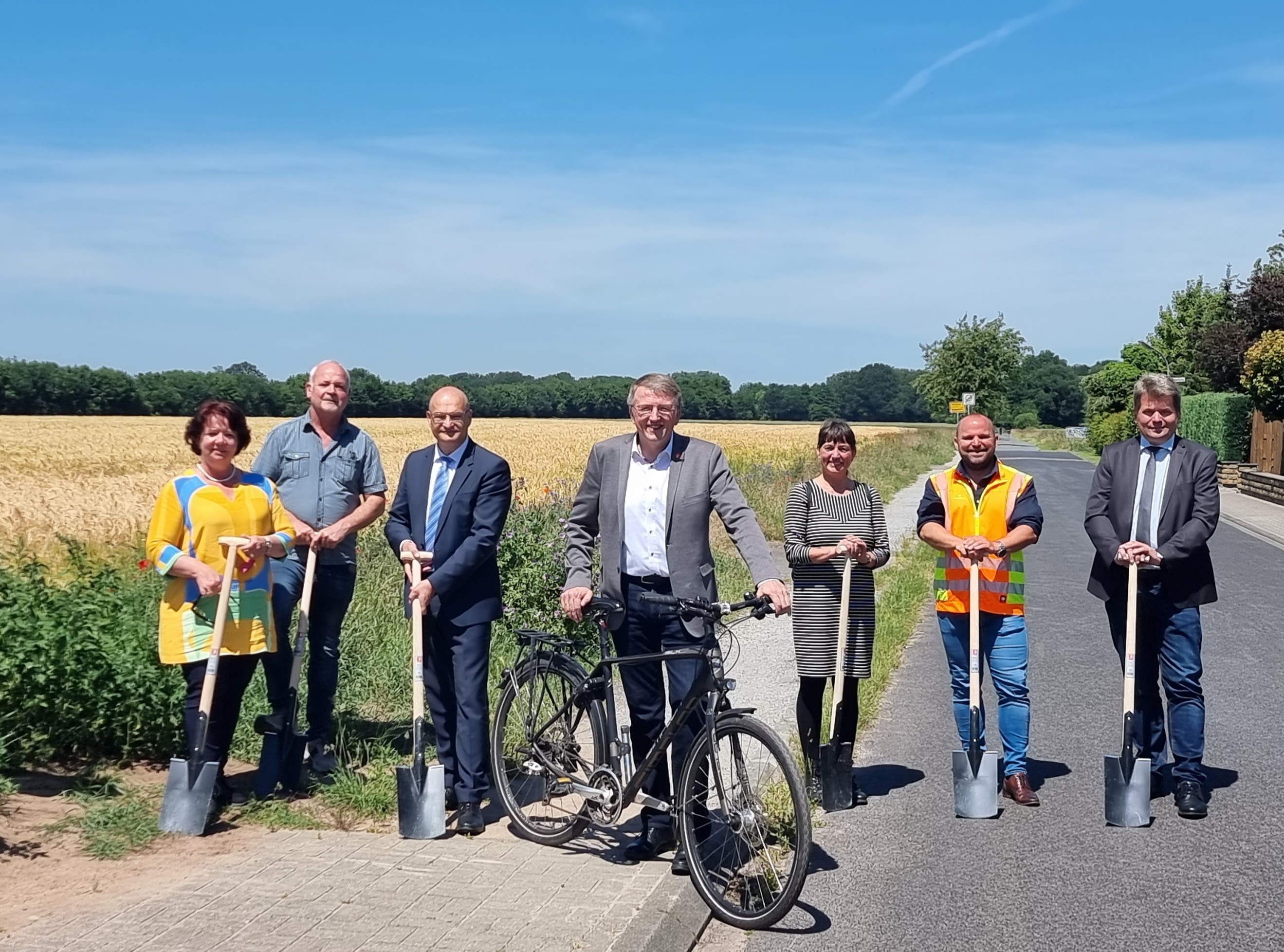 Sie sehen (v.l.): Die Steinfurter Bürgermeisterin Claudia Bögel-Hoyer, Frank Timmermeester (Bauamt Metelen), Landrat Dr. Martin Sommer, Bürgermeister Gregor Krabbe aus Metelen, Bauamtsleiterin Karin Korten aus Ochtrup, Martin Schaekel von der Baufirma Eurovia und Kreisbaudirektor Carsten Rehers.