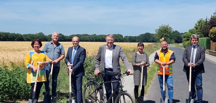 Sie sehen (v.l.): Die Steinfurter Bürgermeisterin Claudia Bögel-Hoyer, Frank Timmermeester (Bauamt Metelen), Landrat Dr. Martin Sommer, Bürgermeister Gregor Krabbe aus Metelen, Bauamtsleiterin Karin Korten aus Ochtrup, Martin Schaekel von der Baufirma Eurovia und Kreisbaudirektor Carsten Rehers.