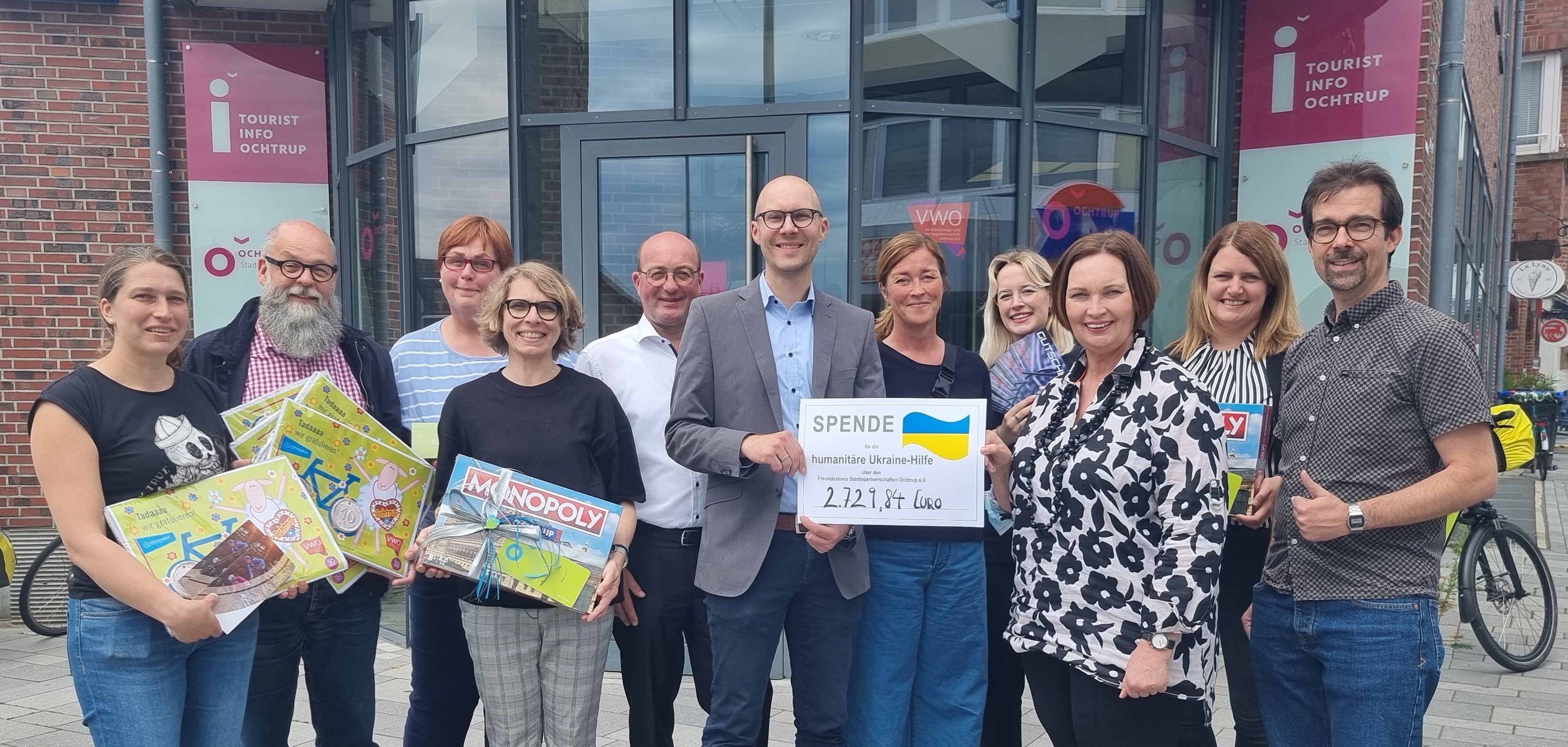 Sie sehen: Die Organisatoren und Sponsoren des STADTRADELN. In der Bildmitte Bürgermeisterin Christa Lenderich, Tanja Konermann (FSO) Marcel Eilers (Fa. Wischemann) mit dem Spendenscheck für die Ukrainehilfe.