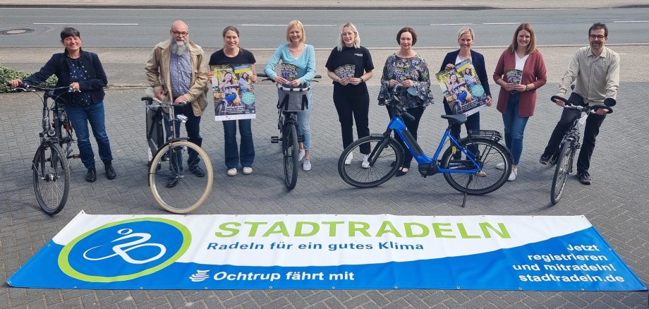 Sie sehen die Akteure von STADTRADELN mit einem Banner (v.l.):  Karin Korten, Thomas Bücherl (VWO), Chantal Wennemaring (Radhaus Krechting), Rebecca Kockmann (Fa. Wischemann), Lea Heuing (Arends Bikes) Barbara Plenter (VerbundSparkasse), Bürgermeisterin Christa Lenderich, Anne Ermke (OST) und Klimaschutzmanager Gerald Müller. 