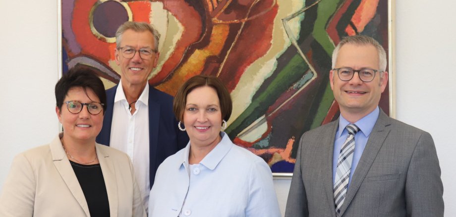 Gruppenbild: Erste Beigeordnete Birgit Stening, Kämmerer Roland Frenkert, Bürgermeisterin Christa Lenderich und Kreisdirektor Peter Freitag.