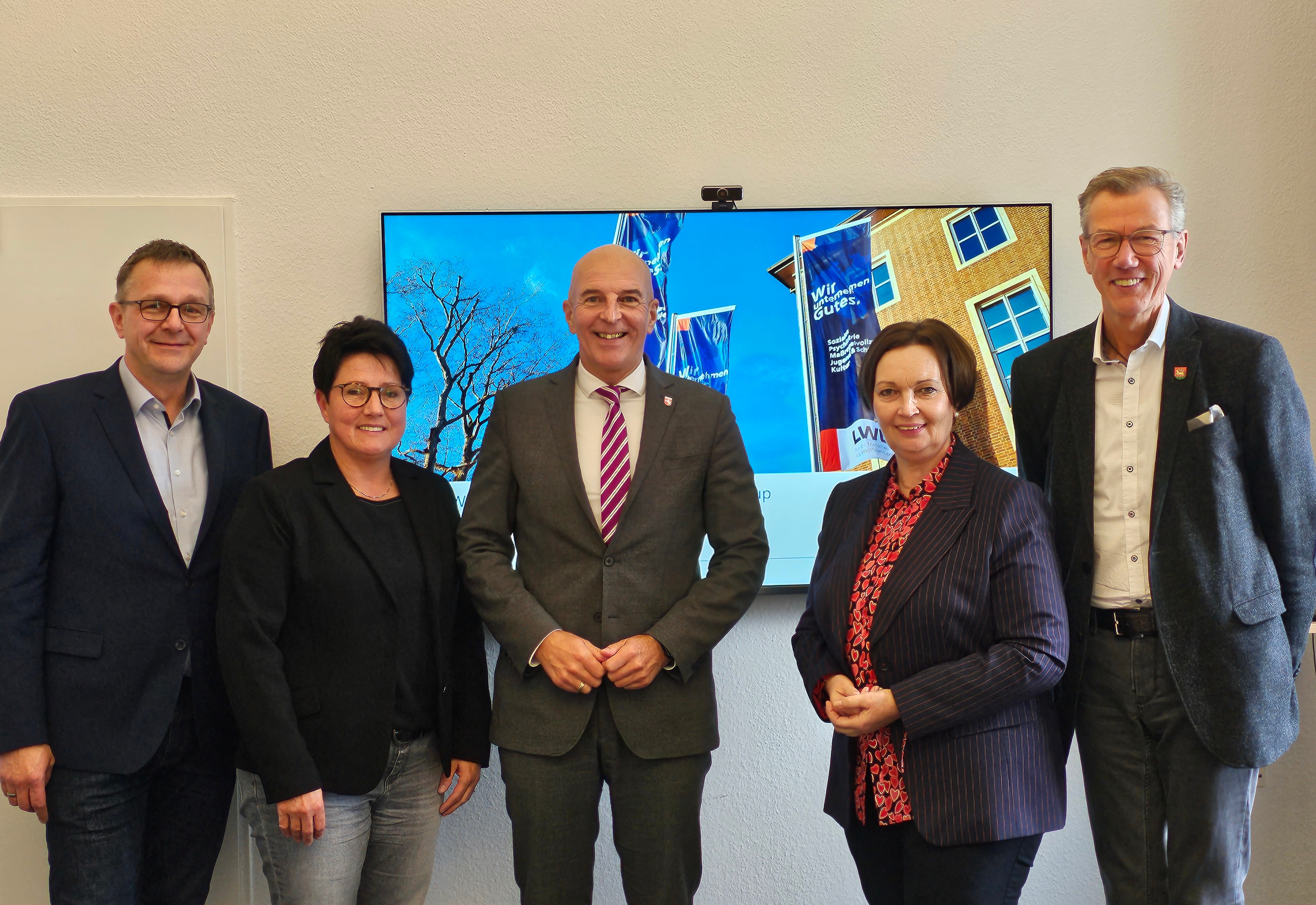 Sie sehen: eine Personengruppe (Fachbereichsleiter Holger Brüggemann, die Erste Beigeordnete Birgit Stening, LWL-Direktor Dr. Georg Lunemann, Bürgermeisterin Christa Lenderich und Kämmerer Roland Frenkert.)