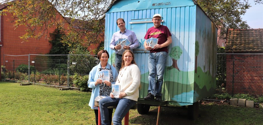 Sie sehen: Bürgermeisterin Christa Lenderich, VHS-Leiter Timo Lobbel, Heike Woltering und Jörg Eßlage (Jugencafé Freiraum) an ihrem Bauwagen, der beim KreativCamp zum Einsatz kommt.