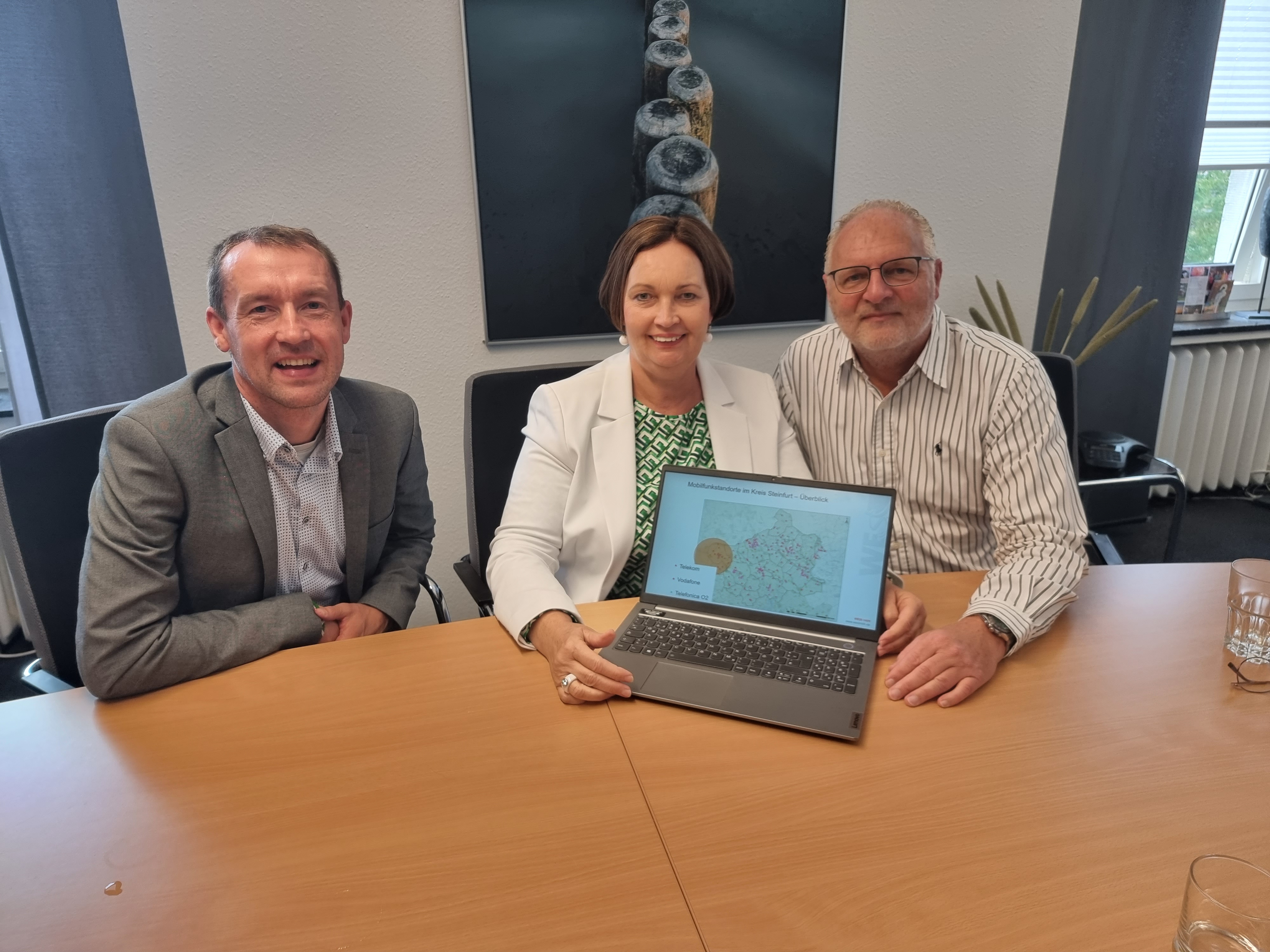 Sie sehen: Wirtschaftsförderer Robert Tausewald, Bürgermeisterin Christa Lenderich und Mobilfunkkoordinator Kai Hollensett (v.l.) mit einer Bildschirmkarte