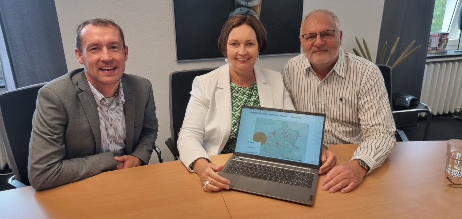 Sie sehen: Wirtschaftsförderer Robert Tausewald, Bürgermeisterin Christa Lenderich und Mobilfunkkoordinator Kai Hollensett (v.l.) mit einer Bildschirmkarte