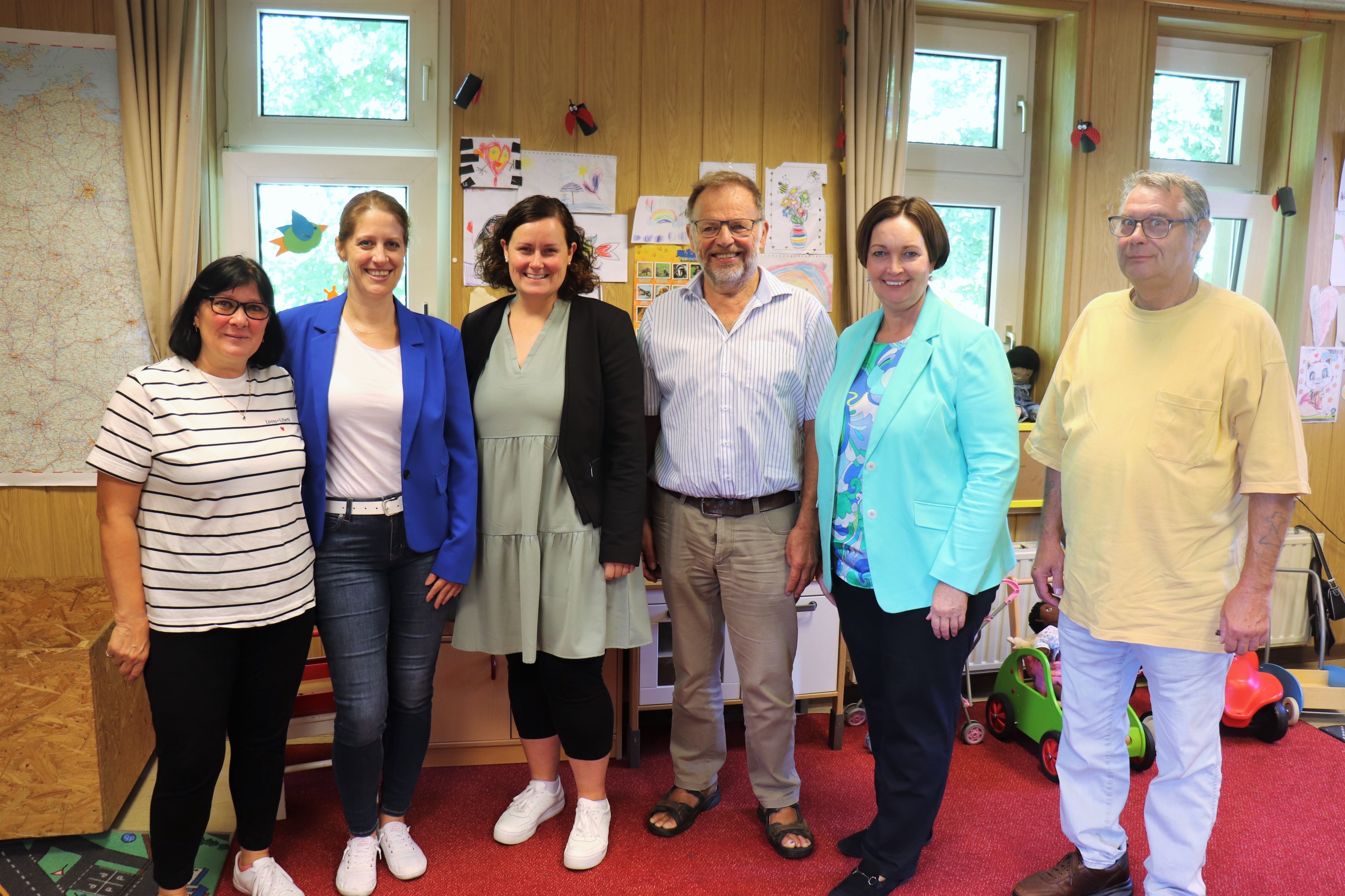 Sie sehen:  die Mitarbeitenden des Vereins Miteinander Ochtrup e.V. mit Bürgermeisterin Christa Lenderich (2.v.r.)