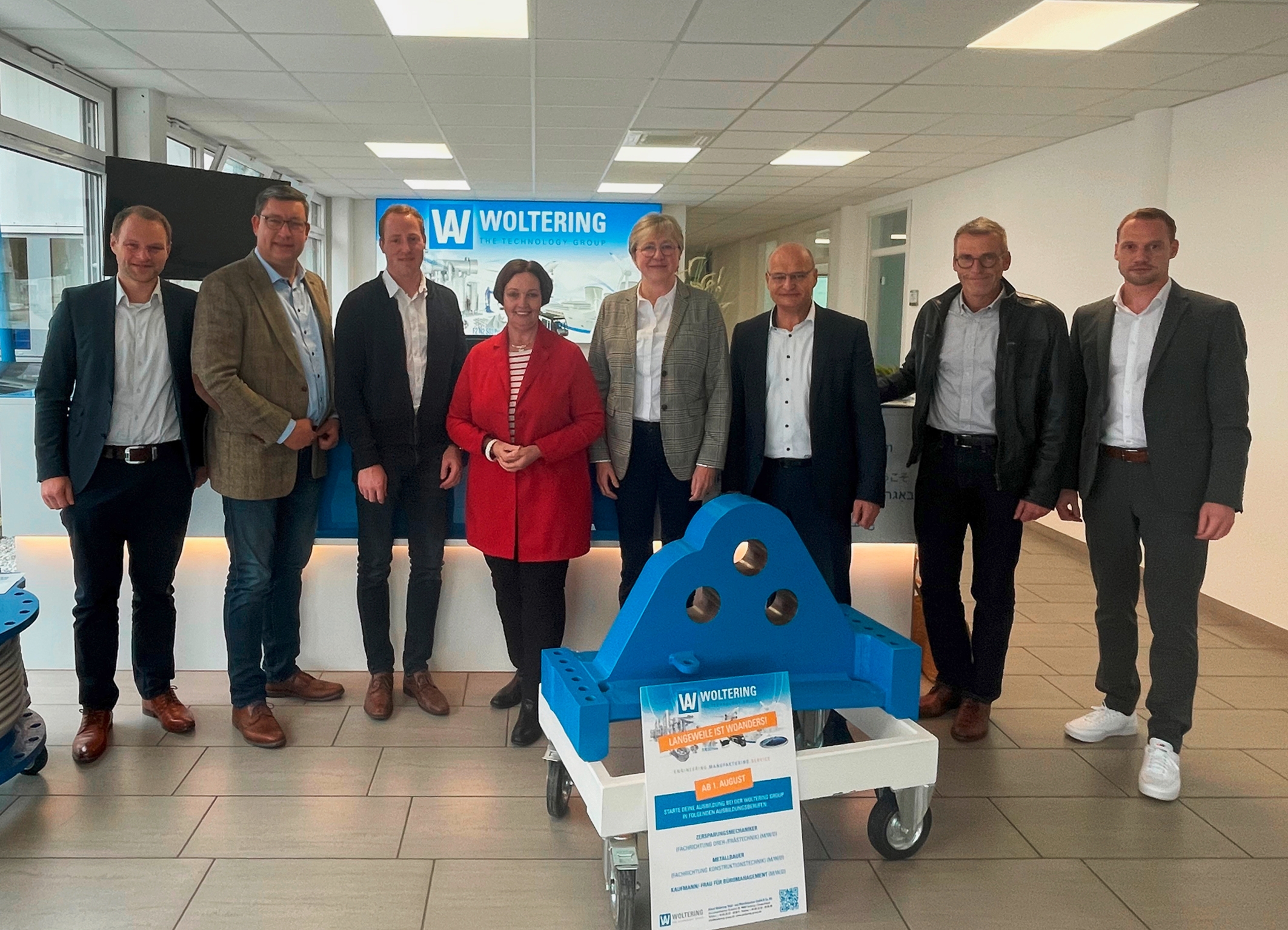 Sie sehen: eine Gruppe von Personen. V.l.: Philipp Schultejann (Referent des Landrates u. Pressesprecher des Kreises), Heiner Hoffschroer (Geschäftsführer WVS), Tobias Woltering (Geschäftsführer Fa. Woltering), Christa Lenderich (Bürgermeisterin Stadt Ochtrup), Claudia Börgel (Vorstandsvorsitzende WVS), Dr. Martin Sommer (Landrat Kreis Steinfurt), Ralf Hesping (Vertriebsleitung Fa. Woltering), Christian Holterhues (Geschäftsführer WESt mbH). 