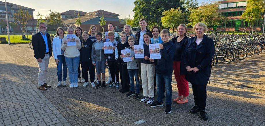 Sie sehen ein Gruppenbild vor dem Schulzentrum mit den siegreichen Schülern, Vertretern der Stadt, der Lehrerschaft, des Fördervereins und der Kreissparkasse als Sponsor.