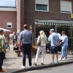 Vor dem Welbergener Dorfladen traf sich die Gruppe der Sommerradtour.