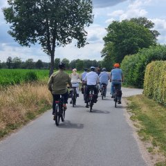 Fahrradweg über Wiesen und Felder zum Weinerpark.