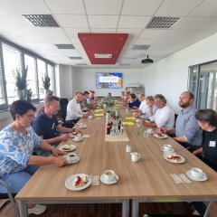 Austausch bei Kaffee und Kuchen im Konferenzraum der energenta GmbH.