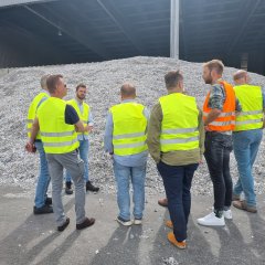 Mitarbeiter führten die Gruppe durch den Verwertungshof und erklärten ihre Recyclingkonzepte.