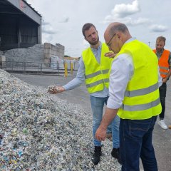 Energenta-Mitarbeiter Ramon Averbeck erläuterte dem Landrat die Zusammensetzung der Wertstoffe.
