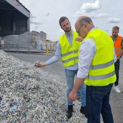 Energenta-Mitarbeiter Ramon Averbeck erläuterte dem Landrat die Zusammensetzung der Wertstoffe.