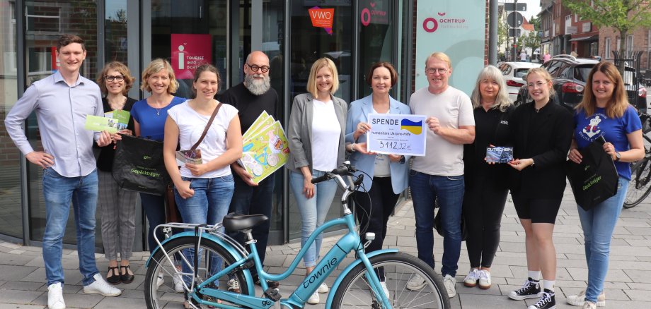 Gruppenbild: Klimaschutzmanager Eduard Schmidt, Elke Wolf und Kathrin Brinkschmidt (OST), Chantal Wennemaring (Radhaus Krechting), Thomas Büchler (VWO), Rebecca Kockmann (Fa. Wischemann), Bürgermeisterin Christa Lenderich, Markus Konermann (FSO), Daniela Maurer und Lea Heuing (Arends E-Bikes) sowie Anne Ermke (OST).