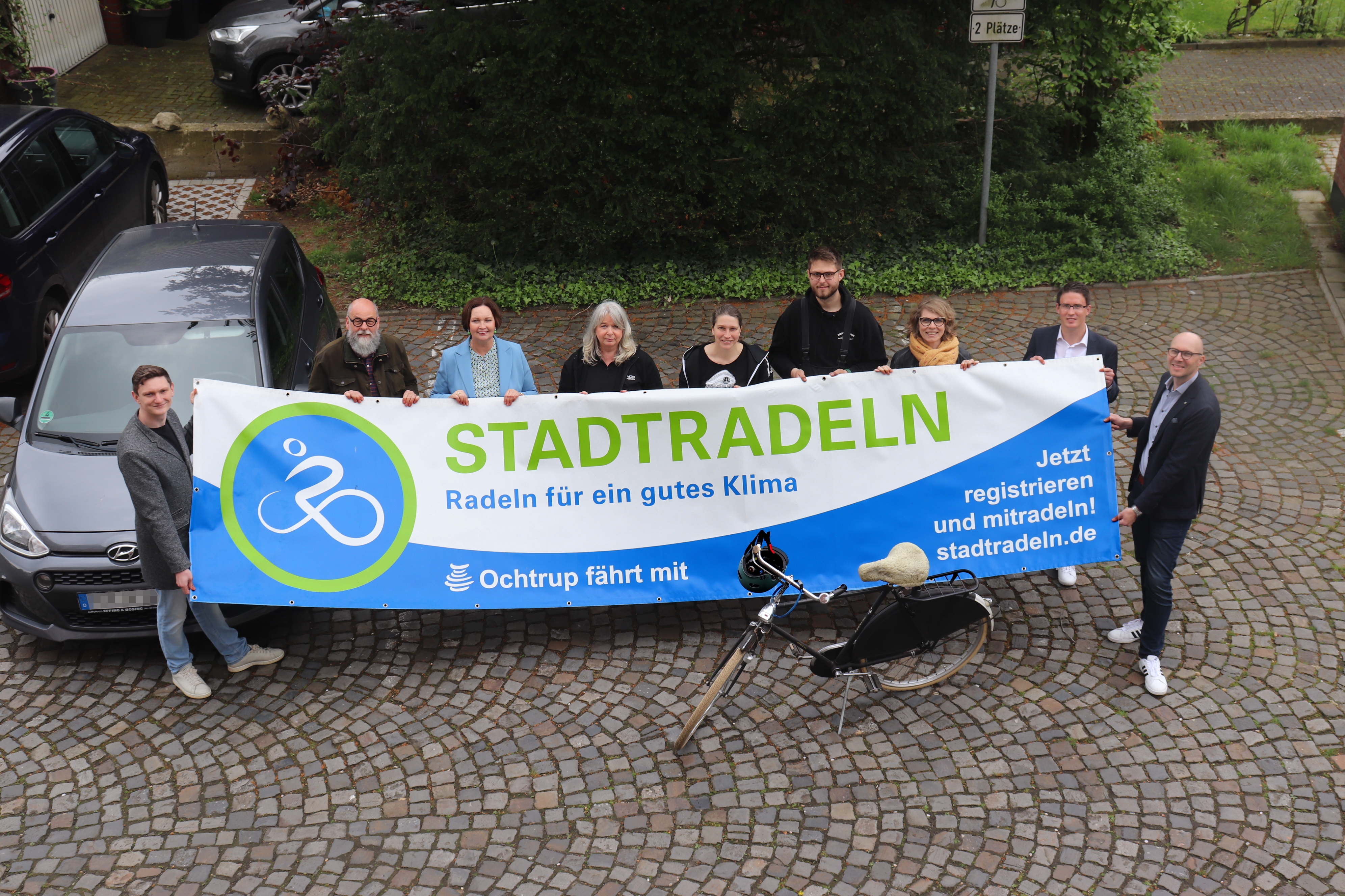 Sie sehen: Die Mitwirkenden des Stadtradeln 2023 mit dem Banner