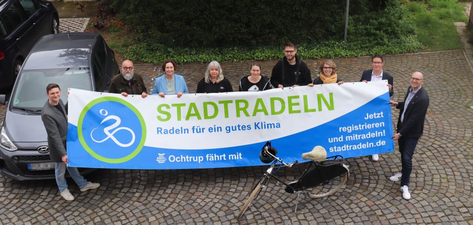 Sie sehen: Die Mitwirkenden des Stadtradeln 2023 mit dem Banner