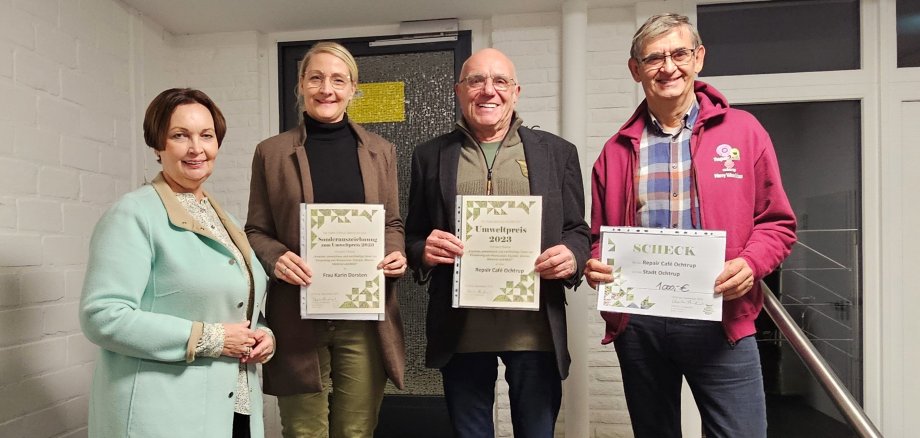 Sie sehen: Bürgermeisterin Christa Lenderich, Karin Dorsten, Wolfgang Götze und Harry Waschkau (v.l.) mit ihren Preisurkunden.