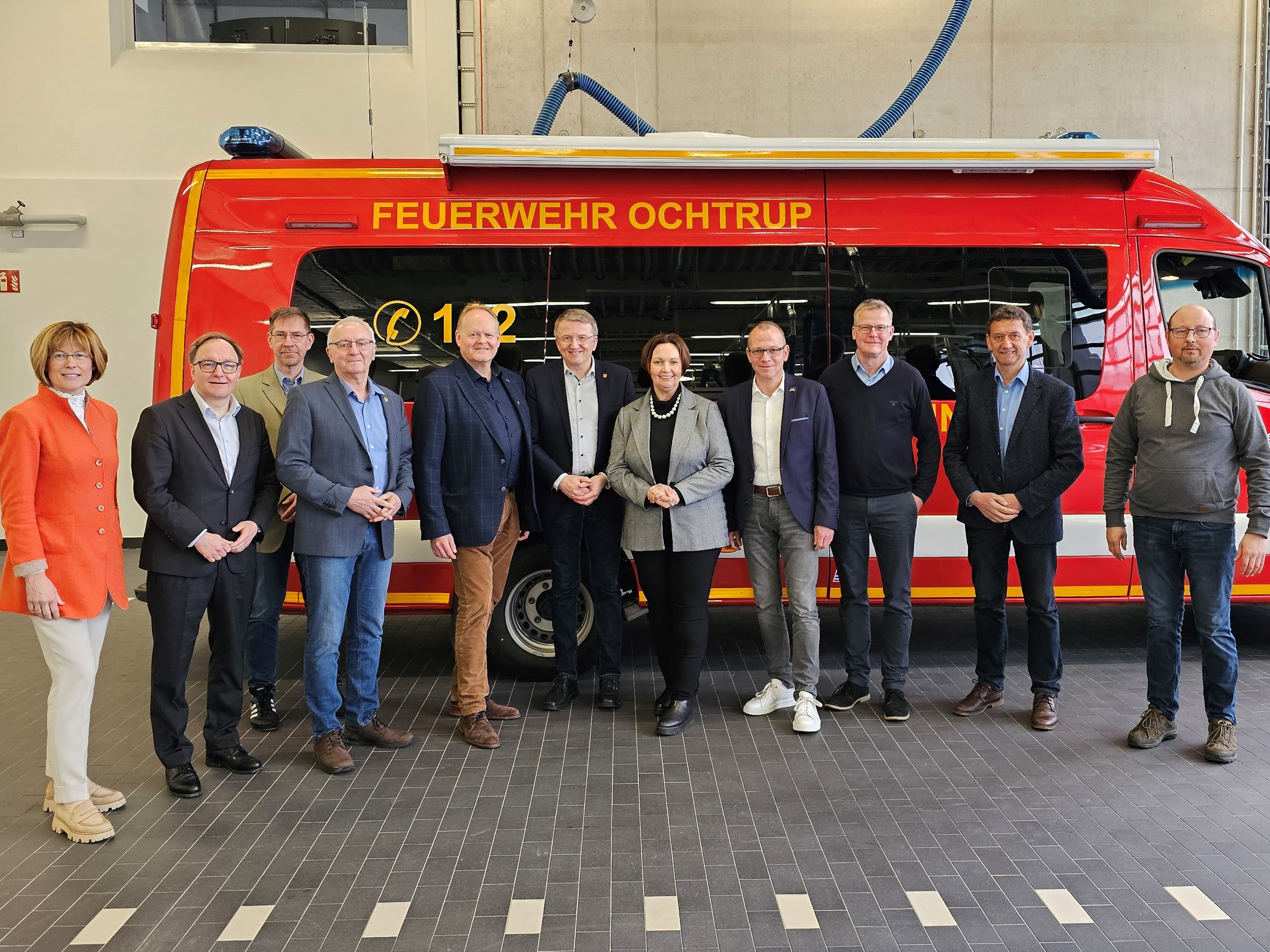 Sie sehen ein Gruppenbild der (stellvertretenden) Bürgermeister vor einem Löschfahrzeug in der Ochtruper Feuerwache. (V.l.: Sonja Schemann (Nordwalde), Dr. Tobias Lehberg (Saerbeck), Matthias Reher (Laer), Karl Reinke (Altenberge), Robert Wenking (Horstmar), Gregor Krabbe (Metelen), Christa Lenderich, Oliver Kellner (Emsdetten), Dr. Peter Lüttmann (Rheine), Berthold Bültgerds (Wettringen) und der Ochtruper Wehrleiter Andreas Leusing)