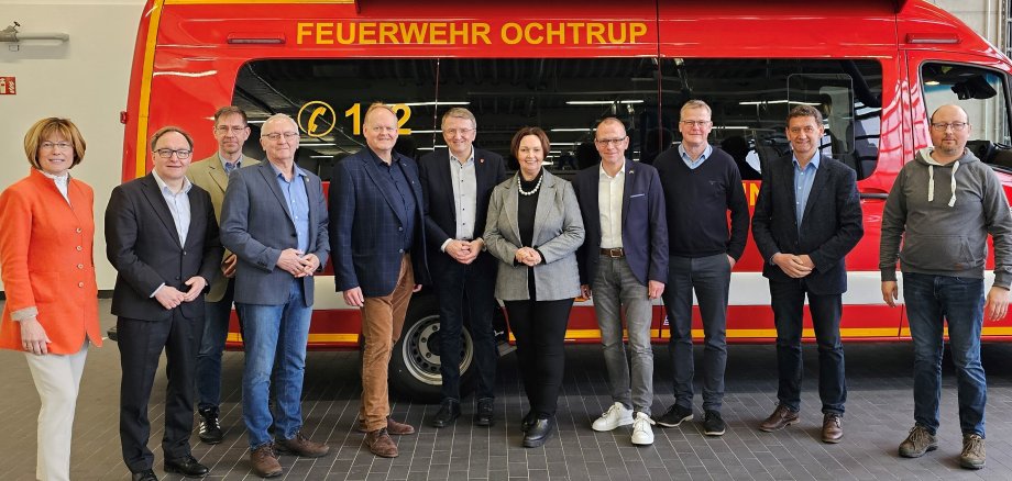 Sie sehen ein Gruppenbild der (stellvertretenden) Bürgermeister vor einem Löschfahrzeug in der Ochtruper Feuerwache. (V.l.: Sonja Schemann (Nordwalde), Dr. Tobias Lehberg (Saerbeck), Matthias Reher (Laer), Karl Reinke (Altenberge), Robert Wenking (Horstmar), Gregor Krabbe (Metelen), Christa Lenderich, Oliver Kellner (Emsdetten), Dr. Peter Lüttmann (Rheine), Berthold Bültgerds (Wettringen) und der Ochtruper Wehrleiter Andreas Leusing)