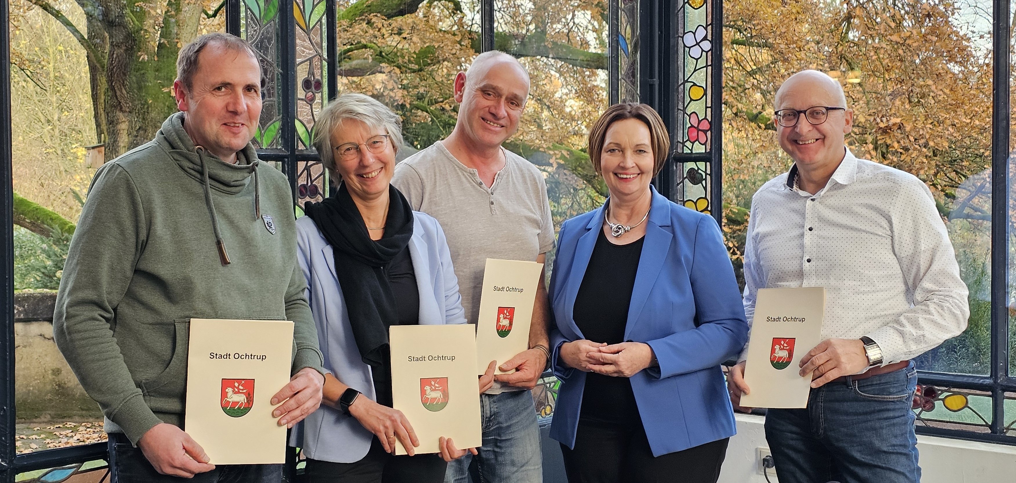 Sie sehen: ein Gruppenbild der Dienstjubilare. V.l.n.r.: Gerrit Tillmann, Rita Hoffstedde, Norbert Dinkhoff, Bürgermeisterin Christa Lenderich und Norbert Bätker. Im Bild fehlen Frank Gerling und Heiner Stücker.