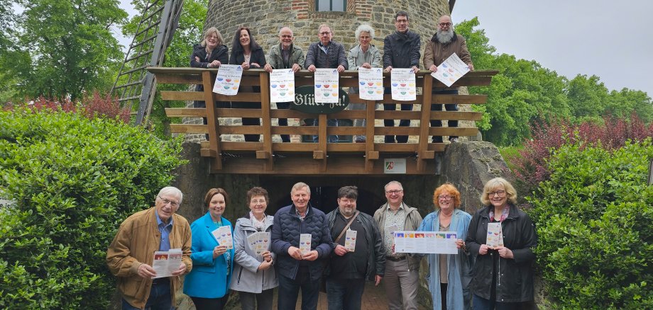 Sie sehen: ein Gruppenfoto der Akteure des Internationalen Museumstags vor der Bergwindmühle.