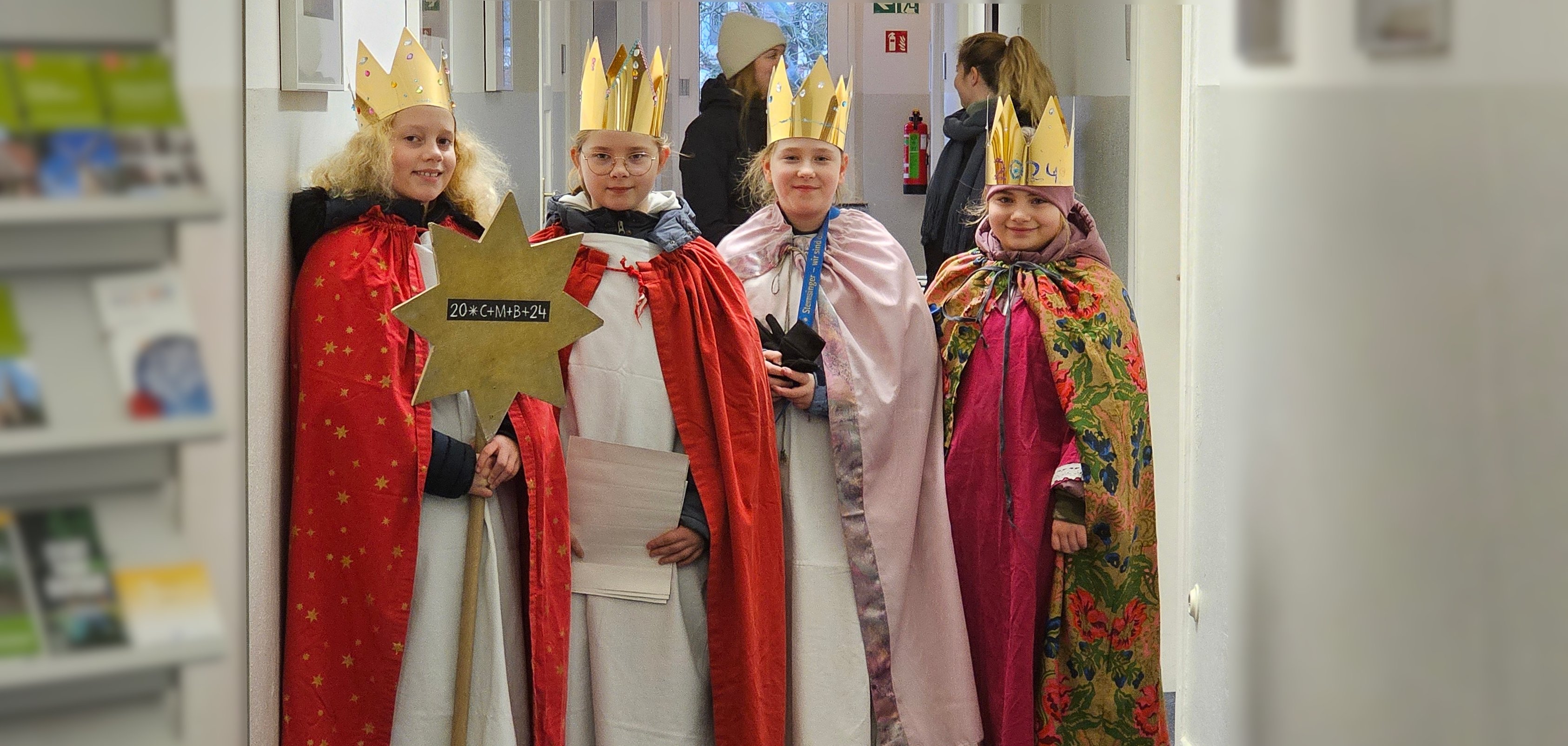 Sie sehen: Die Sternsinger im Rathausflur