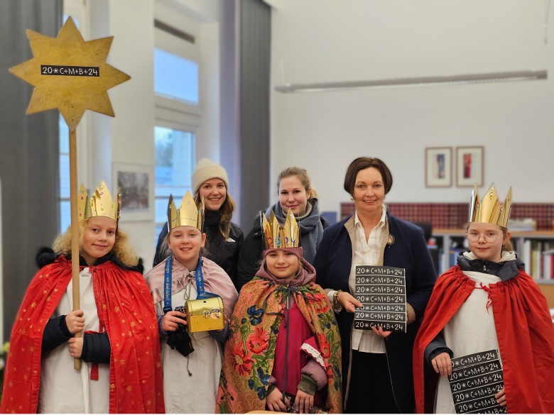 Sie sehen: Bürgermeisterin Christa Lenderich (2.v.r.) mit den Sternsingern und ihren Begleiterinnen im Büro des Rathauses.