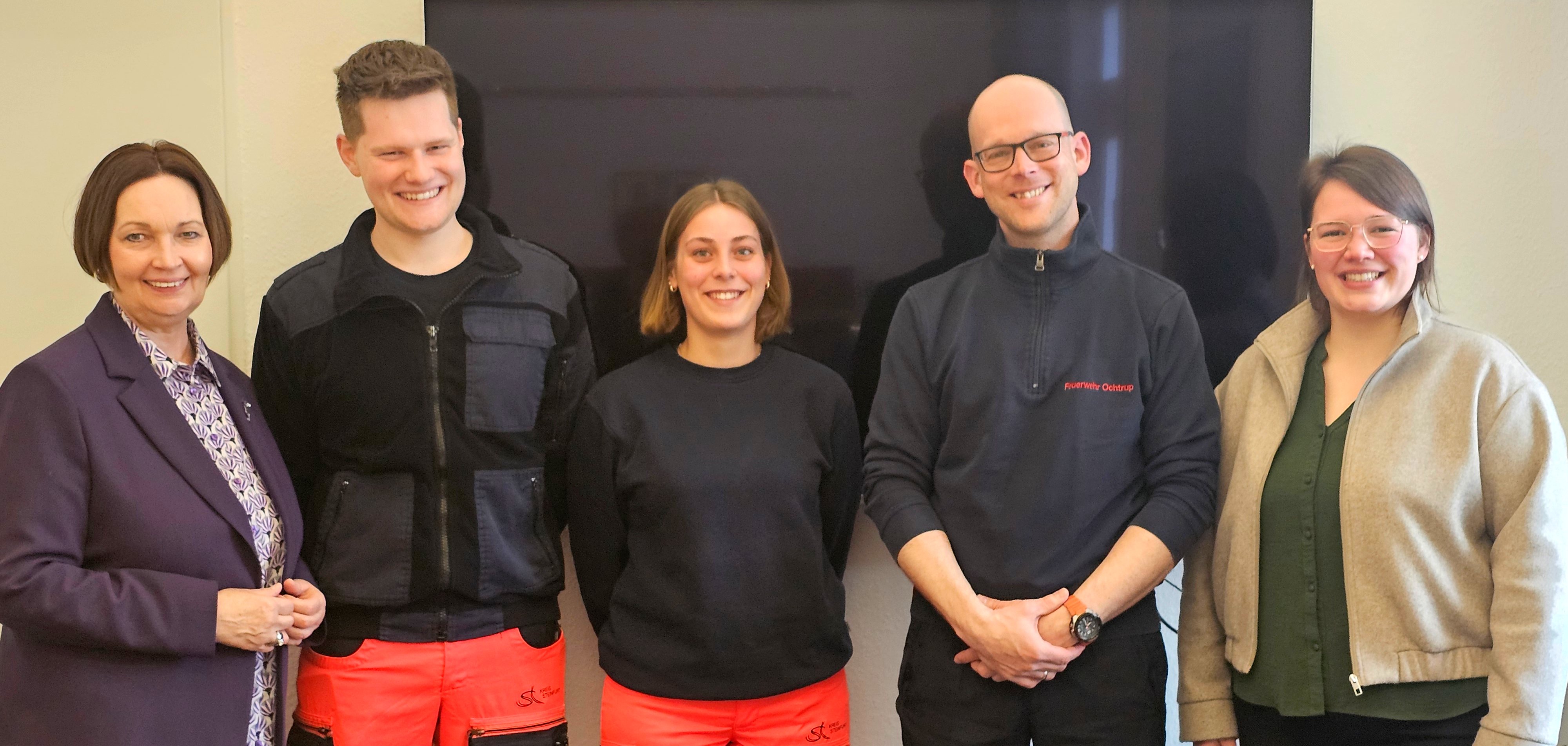 Sie sehen: eine Gruppe von Menschen vor einem Bildschirm. (Von links: Bürgermeisterin Christa Lenderich, Glenn Hoelzke, Pia Schultejann, der Leiter der Ochtruper Rettungswache Roman Beunink und Ausbildungsleiterin Teresa Stauvermann.)