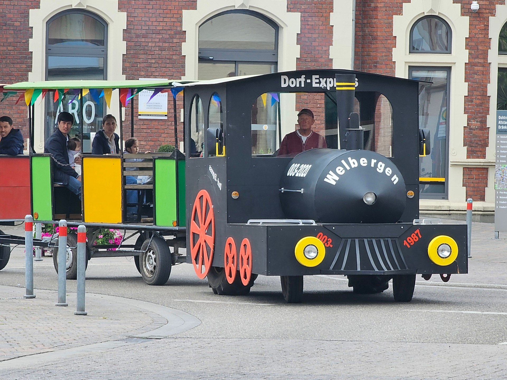 Sie sehen: Eine bunte Bimmelbahn am Kreisverkehr