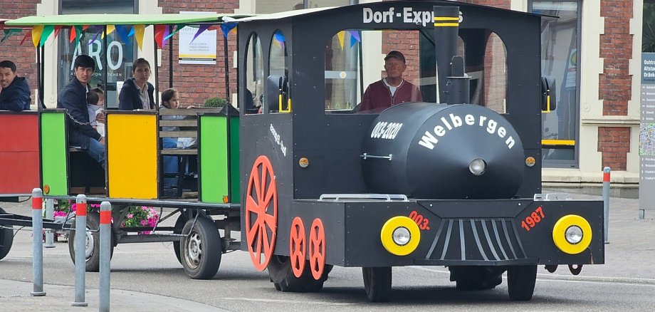 Sie sehen: Eine bunte Bimmelbahn am Kreisverkehr
