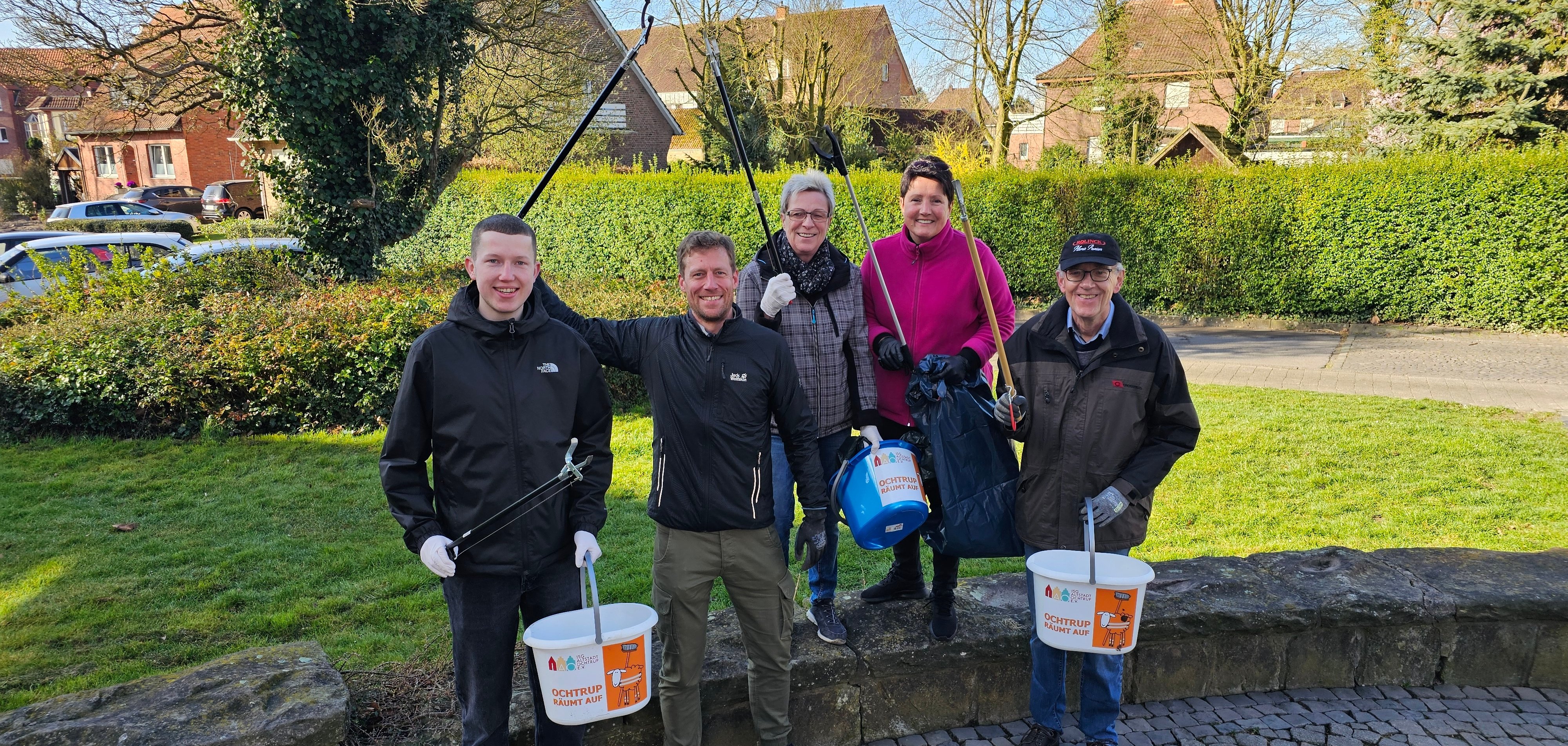 Sie sehen: eine Gruppe von Menschen bei der Aktion "Ochtrup räumt auf" (Team der Stadtverwaltung)