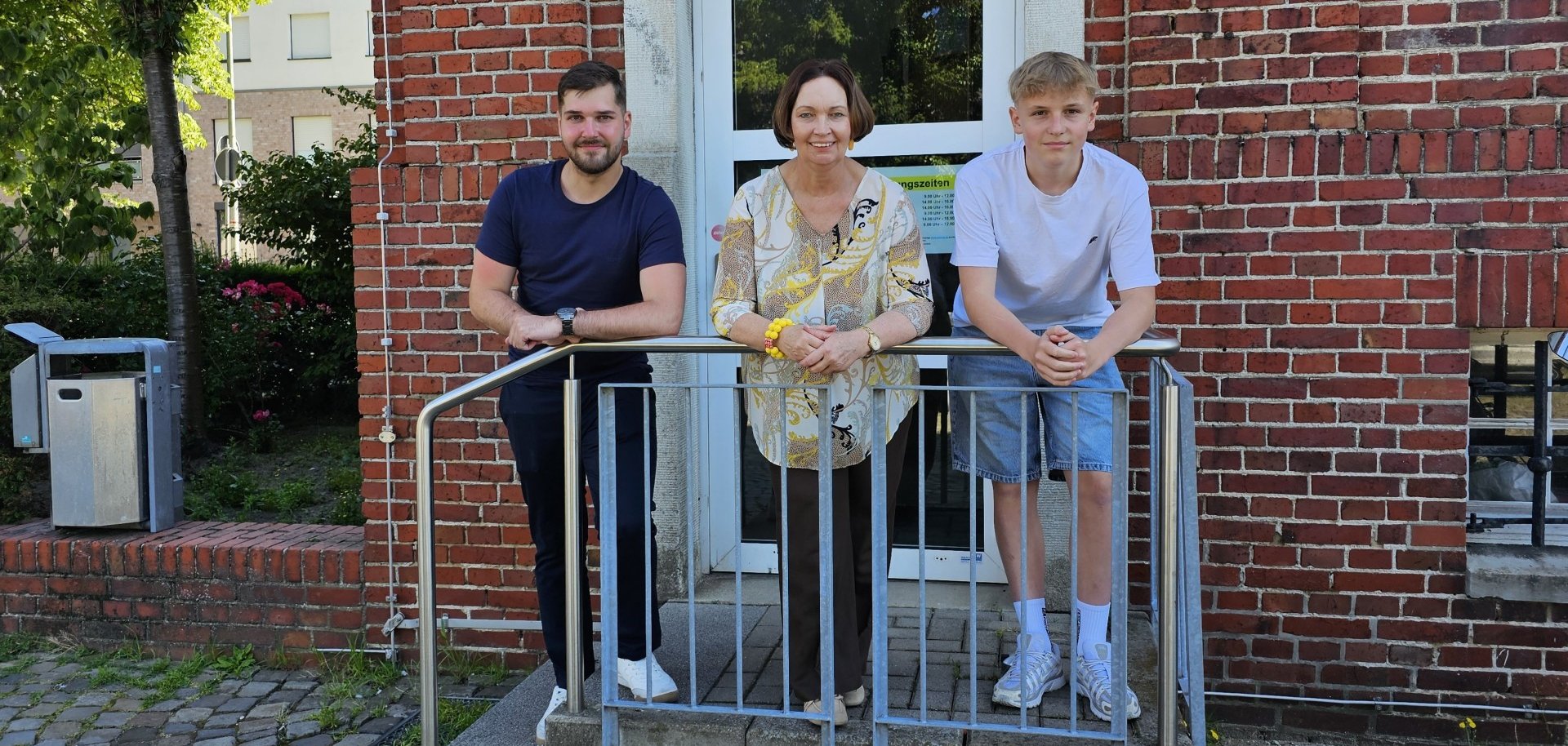 Sie sehen: Gruppenbild mit drei Personen am Rathaus-Eingang IT-Mitarbeiter (v.l.: Tim Schrick, Bürgermeisterin Christa Lenderich und Schulpraktikant Bastian Fremann.)
