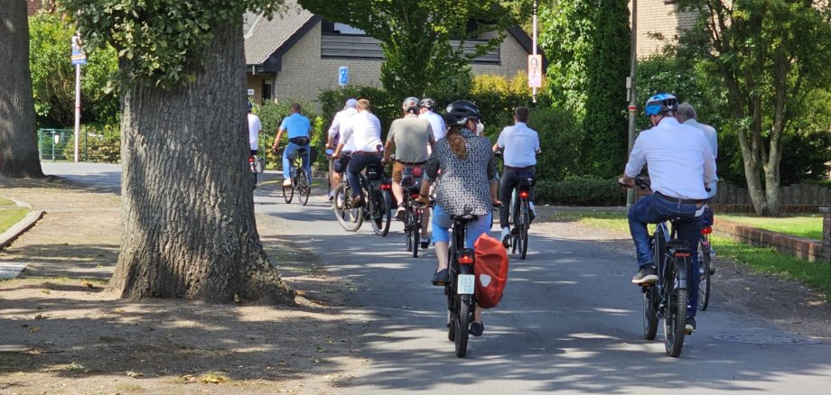 Sie sehen: eine Gruppe Fahrradfahrer bei der Landratstour in Langenhorst