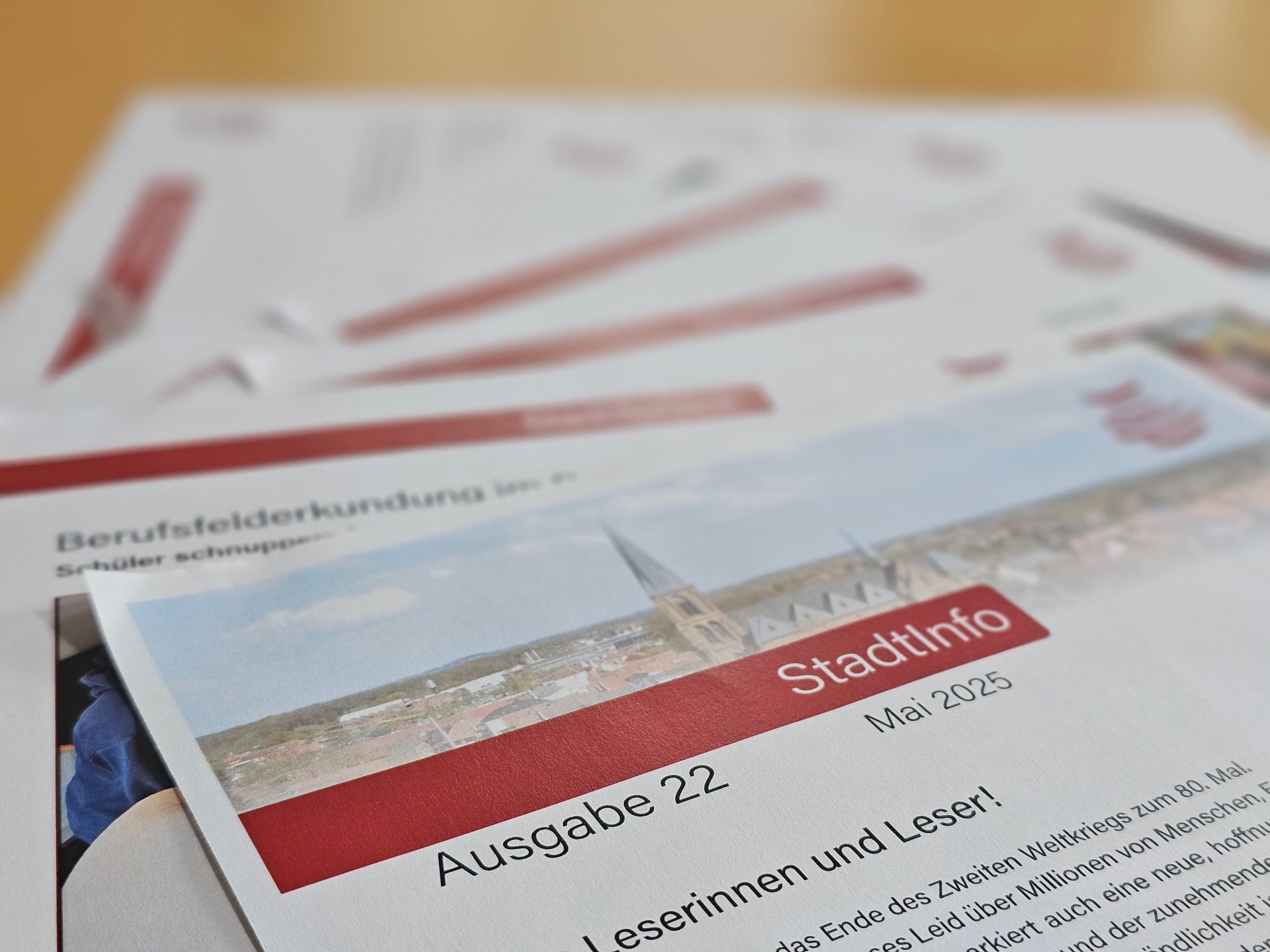 Sie sehen: aufgefächerte Blätter des Newsletters "StadtInfo"