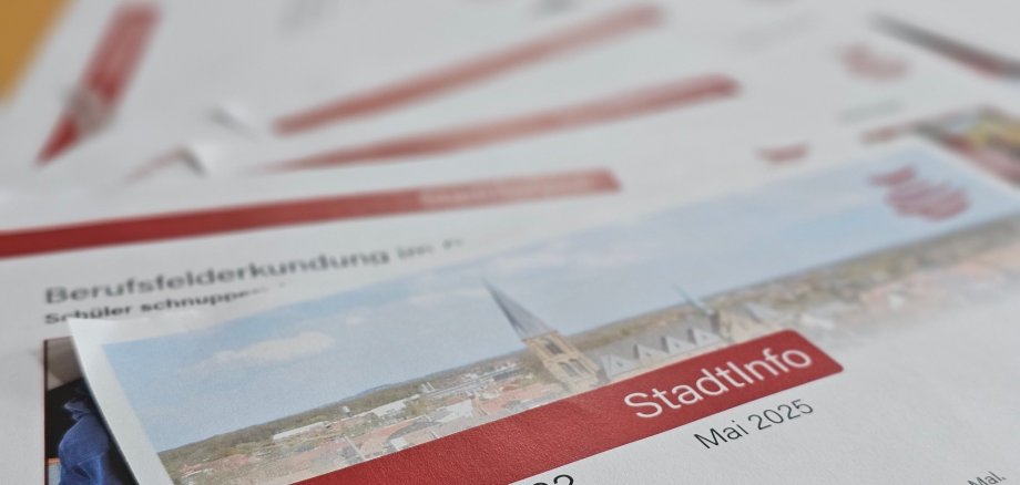 Sie sehen: aufgefächerte Blätter des Newsletters "StadtInfo"