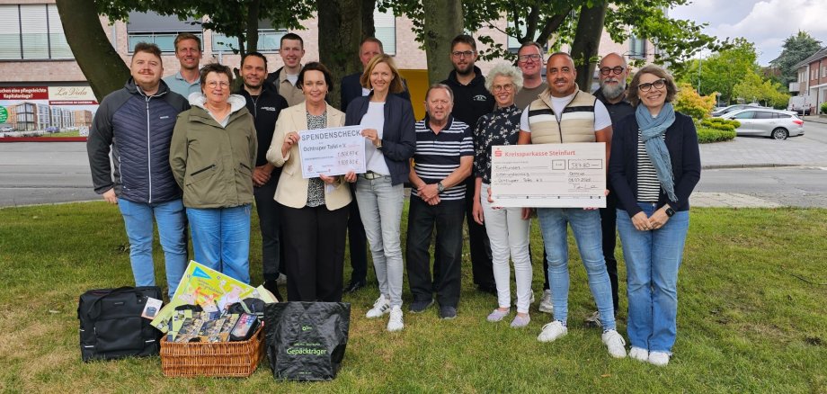 Sie sehen: eine Gruppe von Personen mit Spendenschecks anlässlich der Aktion STADTRADELN 2025