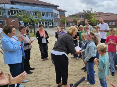 Sie sehen: Eine Gruppe Kinder und Jugendlicher bei einer Urkundenübergabe